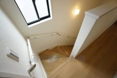 同仕様写真。お子様も高齢の方も安心して上り下りができる手摺がついた安心設計です。