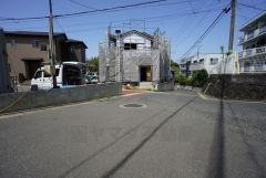 現地（2025年4月21日）撮影。大型車の通行が少なく、騒音や振動が少ないので静かで快適な生活を送れます。