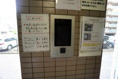 オートロックは、外部の人が自由に建物内に出入りできないため、不審者の侵入防止効果があります。