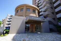 マンションのエントランスに防犯カメラ付き。マンション内のトラブル・犯罪の抑止効果があり、防犯性アップ。