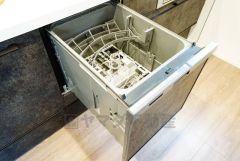 食後の時間にゆとりを与えてくれる食器洗い乾燥機。操作ボタンも上面にあるので、腰をかがめずに操作が楽々。