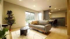 リビングは広々とした設計で、家族が集い、寛ぐ暮らしの空間を演出しています。思い思いの時間を過ごしたり、家族みんなで食事をしたり、素敵な団らんの場になりますね。