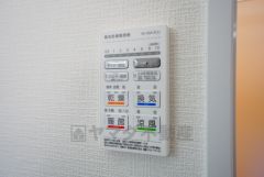 雨の日の洗濯も安心できる浴室暖房乾燥機付き浴室。リモコンで操作もボタン1つで簡単。