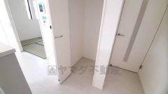 キッチン横にはパントリー。食料などを保管できるので、キッチン周りがスッキリしますね＾＾