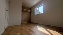 暖かい日差しが差し込む洋室。たっぷり収納できるクローゼット付きでお部屋の中をすっきりと快適に保てます。