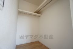 同仕様写真。収納力豊富なウォークインクローゼット。洋服や小物などを1箇所にまとめて美しい収納を実現します。スーツケースのような大型の荷物も置けます＾＾