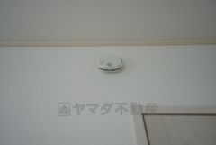 火災発生をいち早く知らせてくれる火災報知器は標準装備です。
