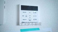 キッチン横からお湯張り、追い炊き、足し湯がボタン一つで楽々操作できる給湯機リモコンです。忙しい夕飯準備の時間帯に重宝しますね。