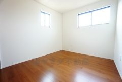 2面採光を確保した明るい室内は、風通しも良く、大変居心地の良い空間となっております。爽やかな風を感じて起きる朝は、快適生活の始まりに。