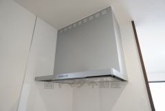スタイリッシュなレンジフードです。煙や蒸気を屋外へ排出してくれます。