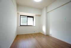 住む人のこだわりを活かす洋室。日当たりがよく、寝室としての利用もおすすめ。広めのクローゼットには荷物をすっきり片付けられ、ゆとりのある暮らしが出来ます＾＾