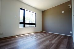 同仕様写真。ご夫婦お二人のプライベートシーンを演出する寝室は、大容量のウォークインクローゼット付き。