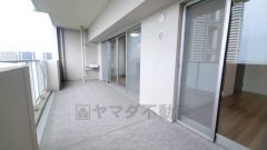 南側に面した大型のバルコニーは日当たり良好です。お洗濯物も気持ちよく干せそうです。日光浴をしたり、星を眺めたりも良いですね^^