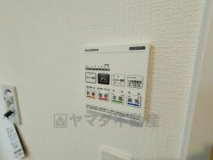 浴室暖房乾燥機付き。天候に左右されず、いつでも好きなときに洗濯物を干せるので、仕事や家事で忙しい方に重宝します。