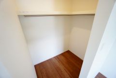 収納力豊富なウォークインクローゼット。洋服や小物などを1箇所にまとめて美しい収納を実現します。スーツケースのような大型の荷物も置けます＾＾