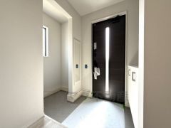 採光も考えられた明るい玄関です。