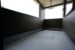 幅広のインナーバルコニーは急な雨から洗濯物を守りやすく、眩しすぎる日差しも和らげます。