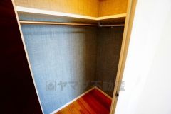 収納力豊富なウォークインクローゼット。洋服や小物などを1箇所にまとめて美しい収納を実現します。スーツケースのような大型の荷物も置けます＾＾