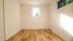 暖かい日差しが差し込む洋室。たっぷり収納できるクローゼット付きでお部屋の中をすっきりと快適に保てます。