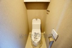 温水洗浄機付トイレです。節水機能もあるので、安心して使えますね。