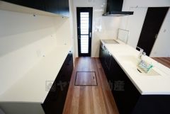 同仕様写真。リビングやダイニングからキッチン周りが丸見えにならない対面式キッチン。テレビ鑑賞や家族との対話がしやすく、ご家族の温かい時間を演出します。