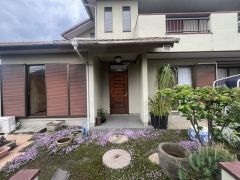 落ち着いた外観が印象的な住まい。植栽が彩るアプローチは季節の移ろいを感じられ、帰宅するたびに安らぎを感じられる空間です。