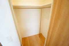 収納力豊富なウォークインクローゼット。洋服や小物などを1箇所にまとめて美しい収納を実現します。スーツケースのような大型の荷物も置けます＾＾