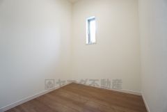 同仕様写真。収納力豊富なウォークインクローゼット。洋服や小物などを1箇所にまとめて美しい収納を実現します。スーツケースのような大型の荷物も置けます＾＾