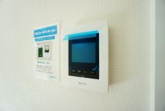 防犯はもちろん、セールスマン対策にもなるモニター付きインターホンです。お子さん1人での留守番時にも活躍しそうです。