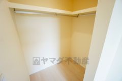 収納力豊富なウォークインクローゼット。洋服や小物などを1箇所にまとめて美しい収納を実現します。スーツケースのような大型の荷物も置けます＾＾