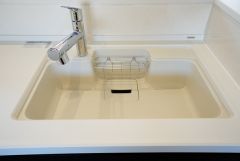 広々とした凸型シンクに洗剤ポケットを標準装備。大きなお鍋など洗いやすいです。