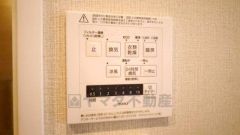 浴室暖房乾燥機付き。天候に左右されず、いつでも好きなときに洗濯物を干せるので、仕事や家事で忙しい方に重宝します。