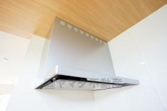 調理時の蒸気や匂いが換気扇に誘導され、効率的に排煙ができます＾＾