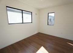 同仕様写真。木目調のシンプルデザインで落ち着きと安らぎの空間に仕上げています。各部屋に収納が完備されているので、お荷物が増えても安心の設計です。