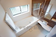 同仕様写真。1日の疲れを癒すくつろぎのバスルーム。足を伸ばしてもゆったりと入れるサイズです。お子様と一緒にお風呂に入っても狭くないですね^^