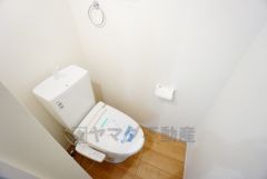温水洗浄機付トイレです。節水機能もあるので、安心して使えますね。もちろん、1階2階の2ヶ所にトイレがあるので、忙しい朝にもゆとりができますね。