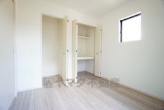 リビング隣の洋室です。2面採光を確保した明るい室内は、風通しも良く、大変居心地の良い空間となっております。