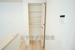 まとめ買いしてもこの収納量なら心配要らずのパントリー。調理家電や食品のストックをすっきりまとめられ、キッチン周りを広々使えます。