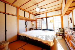 居心地も良い和室は、ワークスペースとしても有効。お仕事を頑張ってちょっと疲れたら、畳に寝転がることもできますね。