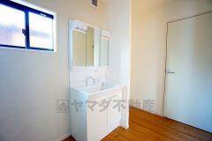 三面鏡つき洗面台。鏡裏にたっぷりとした収納スペースがあります。鏡を閉めてしまえば小物は見えないため、スッキリとした印象の洗面台にできます。