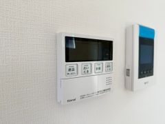 キッチン横からボタンひとつで操作が楽々。