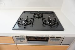 同仕様写真。同時にたくさんの料理が調理できる3口コンロ。長時間熱を通しておきたい煮込み料理を作りながら、炒め物など同時進行で進められます。