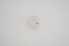 火災報知器が設置されていることで、火災の発生をいち早く感知し、就寝中や留守中でも素早く危険を知らせてくれるため、家族の安全を確保し被害を最小限に抑えられます。