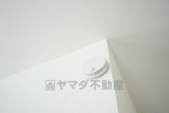 火災発生をいち早く知らせてくれる火災報知器は標準装備です。