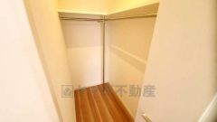 収納力豊富なウォークインクローゼット。洋服や小物などを1箇所にまとめて美しい収納を実現します。スーツケースのような大型の荷物も置けます＾＾