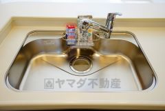 広々とした凸型シンクに洗剤ポケットを標準装備。大きなお鍋など洗いやすいです。