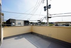 同仕様写真。南側に面したバルコニーは日当たり良好です。お洗濯物も気持ちよく干せそうです。日光浴をしたり、星を眺めたりも良いですね^^