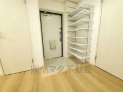 たっぷり収納できる棚付きです。家族全員の増えがちな靴や物をすっきり収納できます。出し入れしやすく、毎日の靴選びがスムーズになりますね＾＾