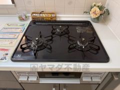 3種類の料理が同時に調理できる、3口ガスコンロ。忙しい夕食の支度時間が短縮できて効率よくお料理が楽しめます。