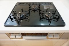 同仕様写真。複数の調理を一度に行うことができる3口コンロ。効率よくお料理が出来ます。毎日のお料理も楽しくなりますね＾＾